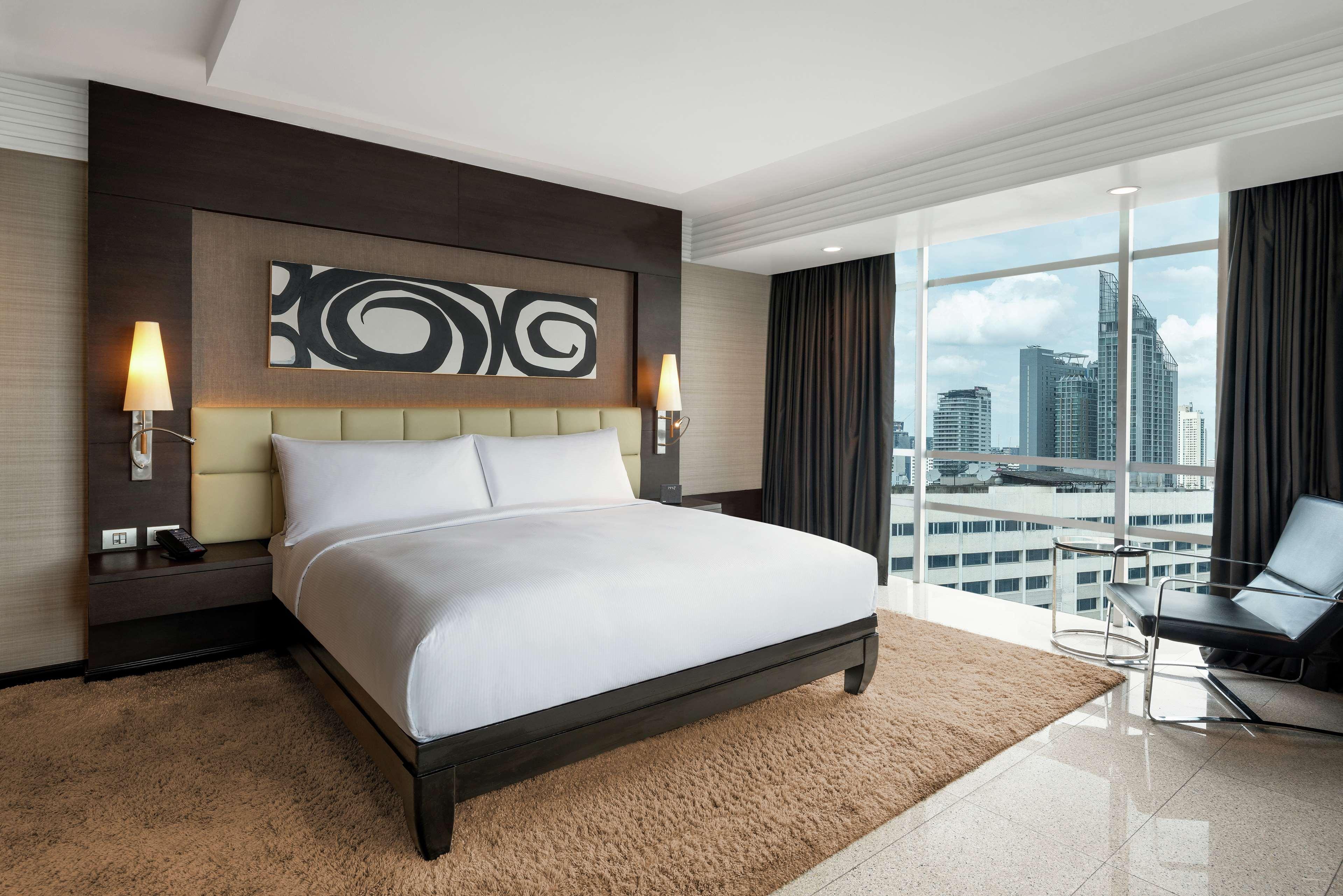 Doubletree By Hilton Bangkok Ploenchit Hotel Exterior foto