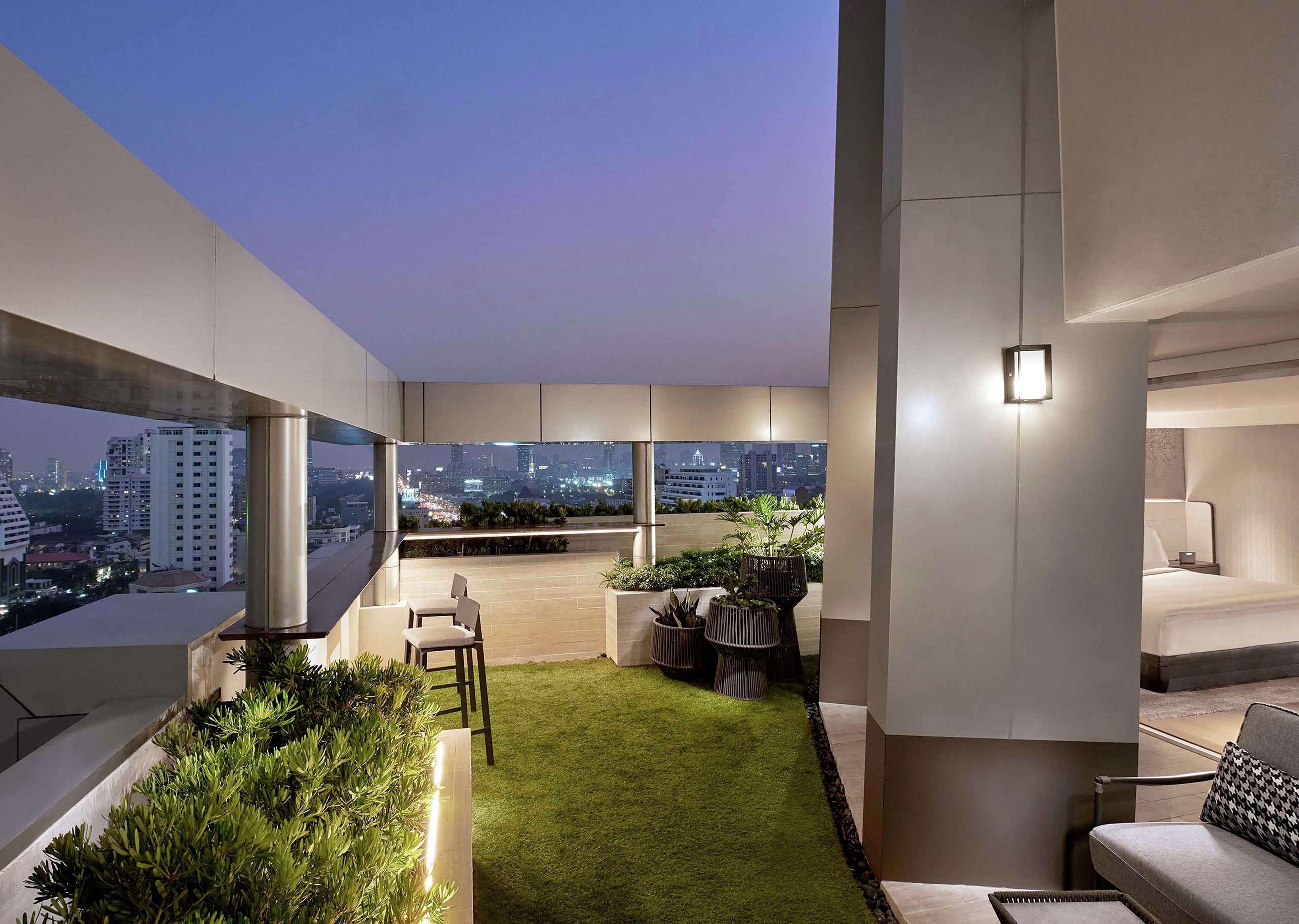 Doubletree By Hilton Bangkok Ploenchit Hotel Exterior foto