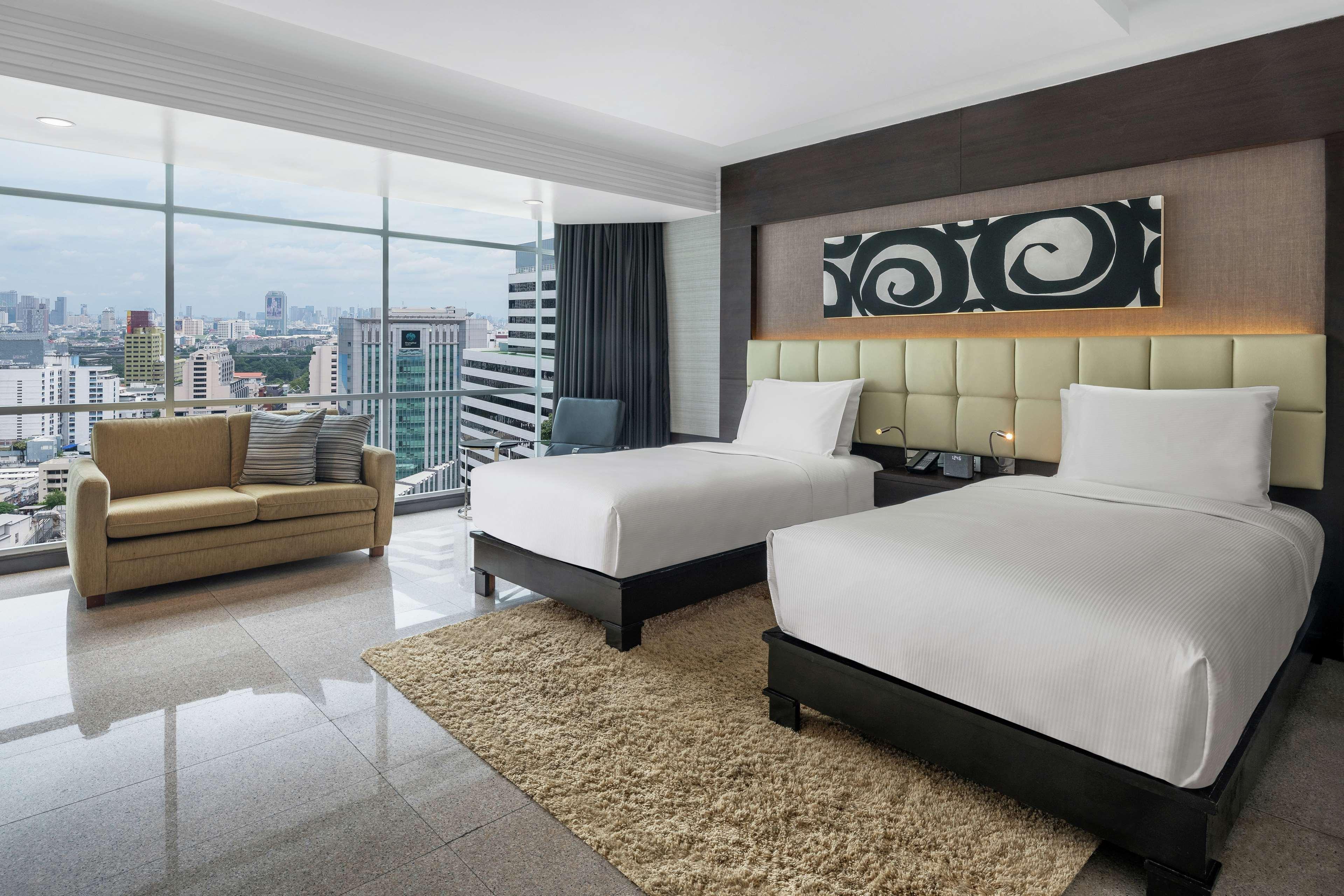 Doubletree By Hilton Bangkok Ploenchit Hotel Exterior foto