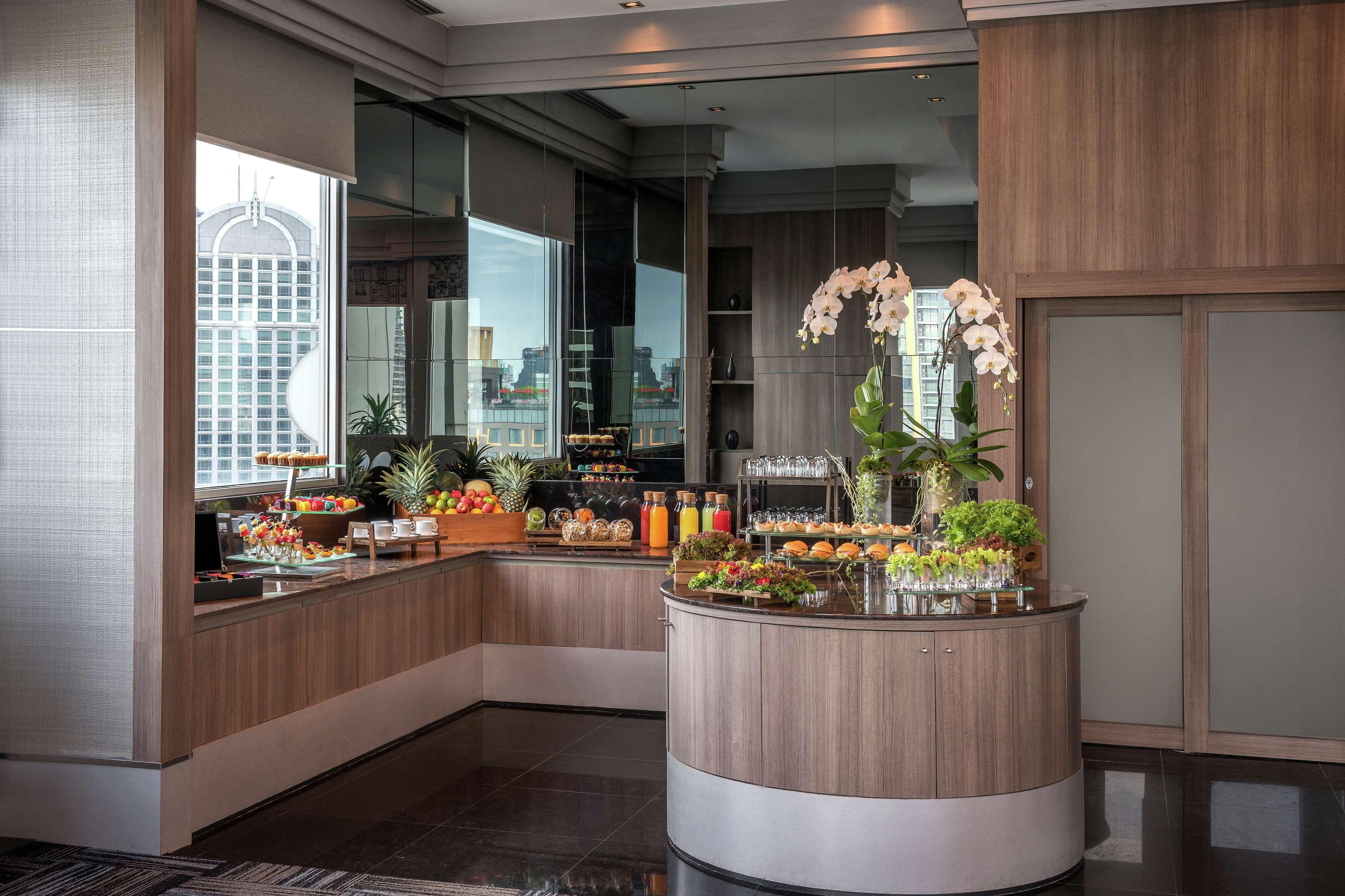 Doubletree By Hilton Bangkok Ploenchit Hotel Exterior foto