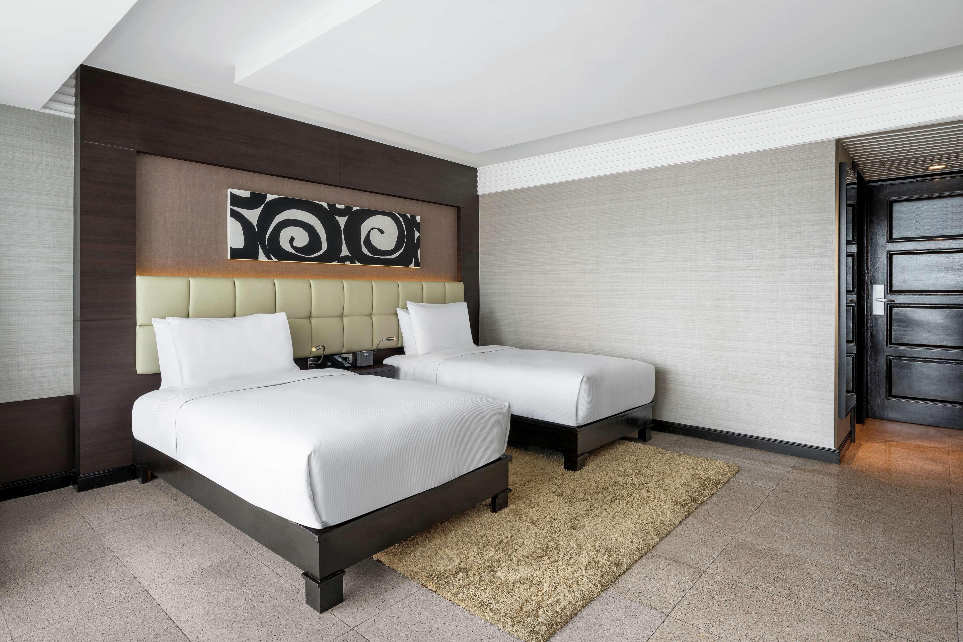 Doubletree By Hilton Bangkok Ploenchit Hotel Exterior foto