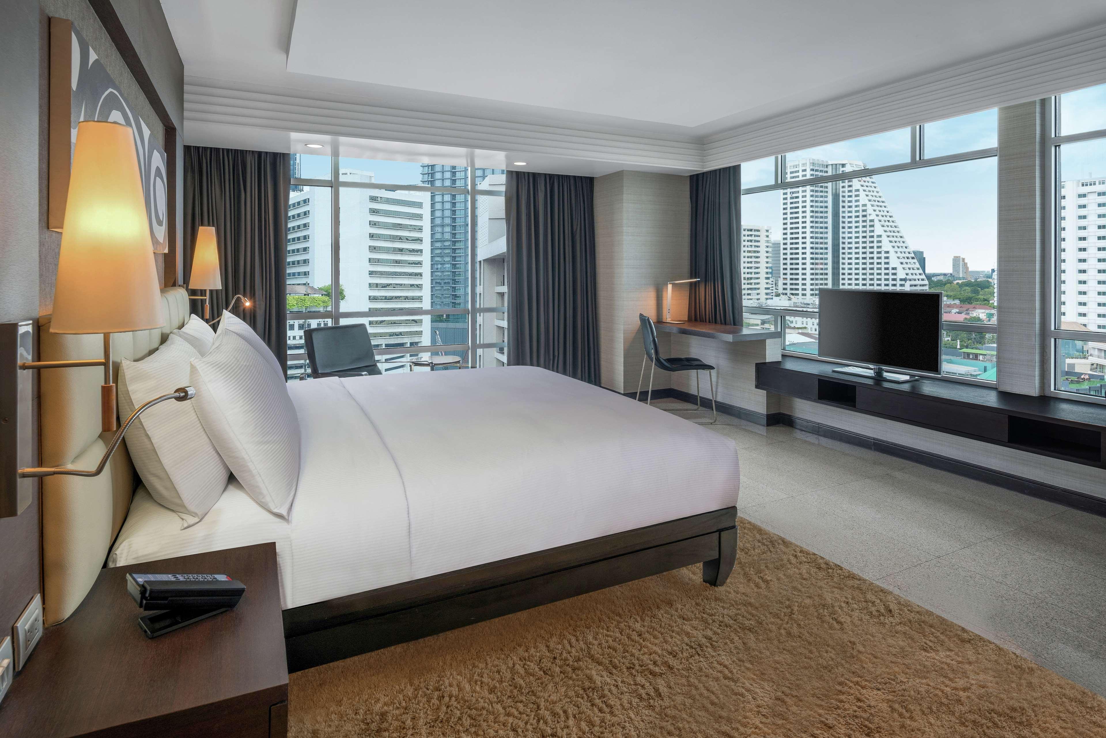 Doubletree By Hilton Bangkok Ploenchit Hotel Exterior foto