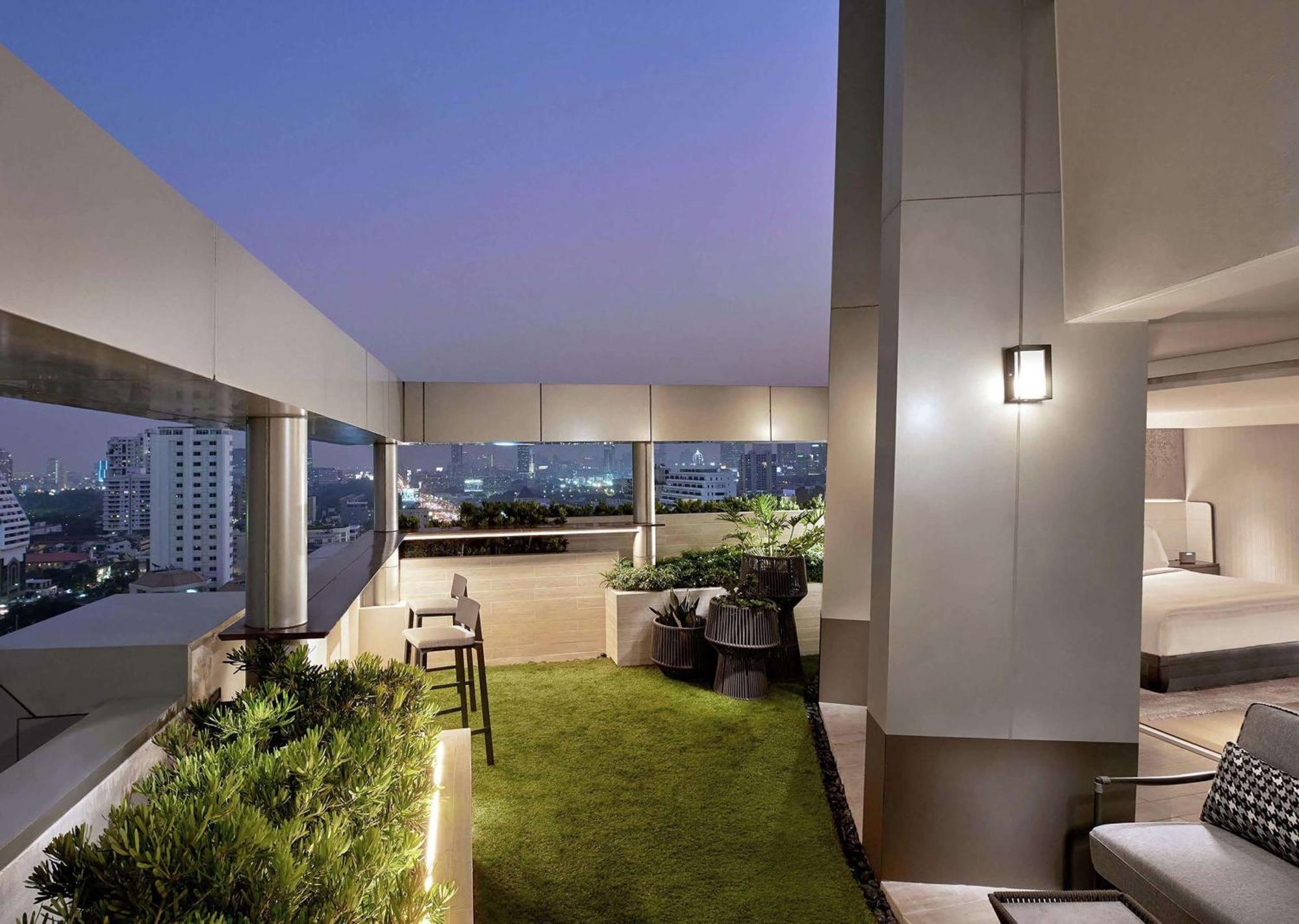 Doubletree By Hilton Bangkok Ploenchit Hotel Exterior foto