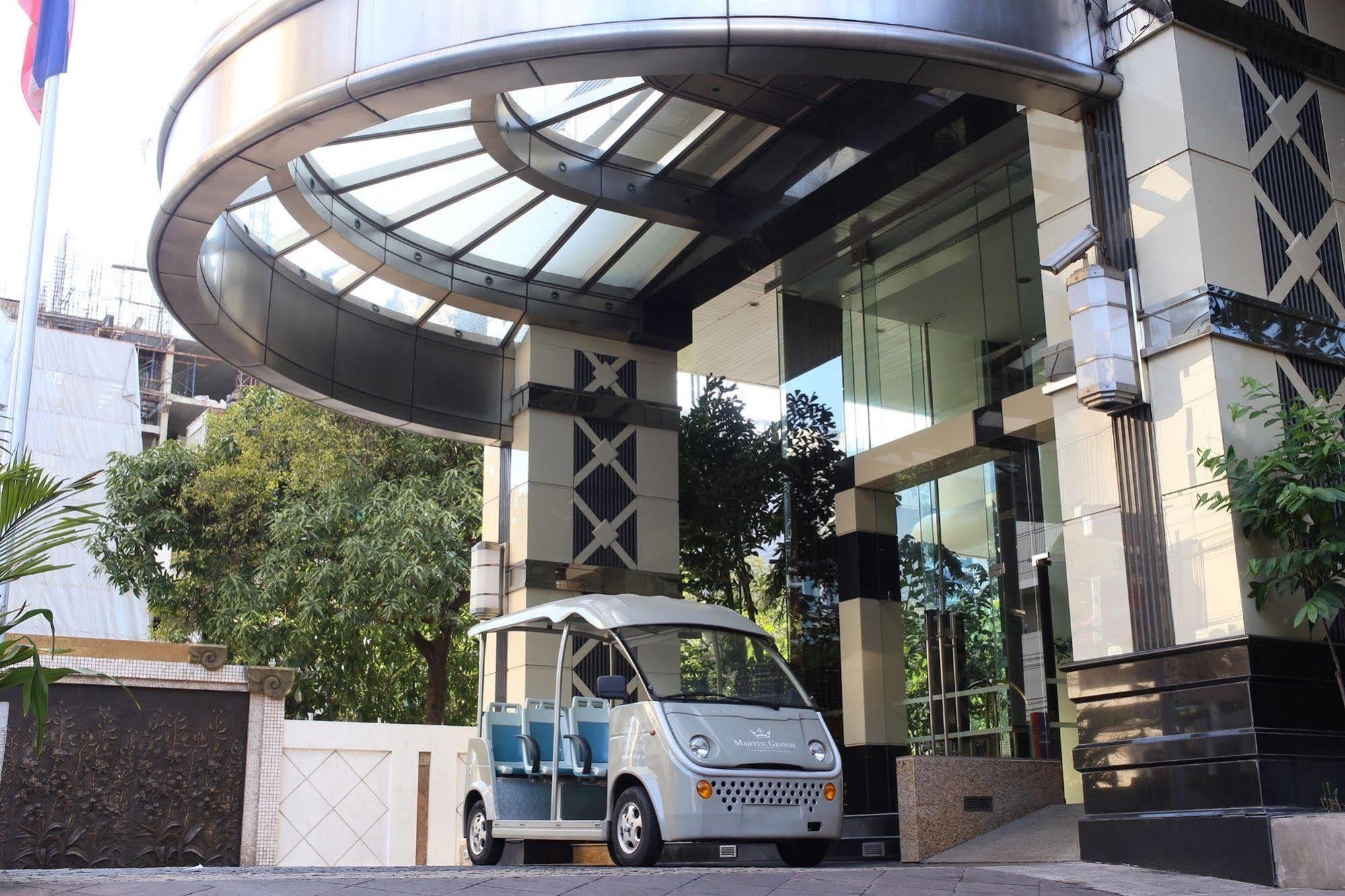 Doubletree By Hilton Bangkok Ploenchit Hotel Exterior foto
